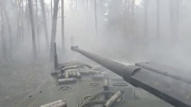 БМД-2 ВС РФ ведёт огонь из 30-мм автоматической пушки 2А42 в Серебрянском лесничестве. #shorts