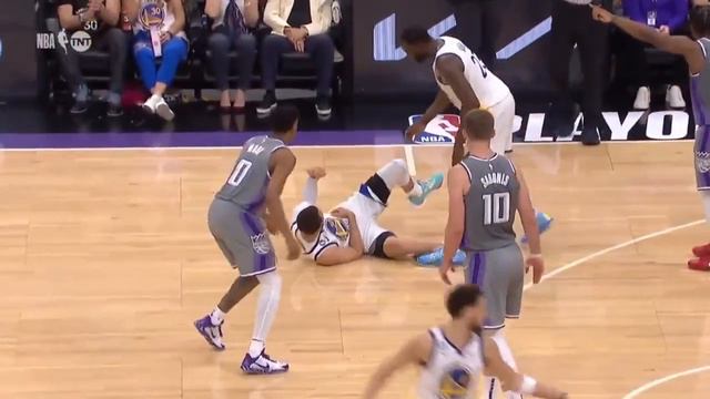 Malik Monk Plows Into Steph Curry смотреть онлайн