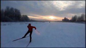 Красиво идет на лыжах по Ижоре в Колпино