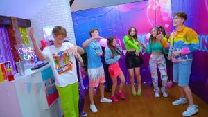 Девушка День vs Девушка Ночь! Новая Девушка в Школе | Добрая и Злая Соседка по Комнате