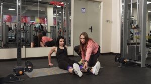 Разведение ног сидя в кроссовере