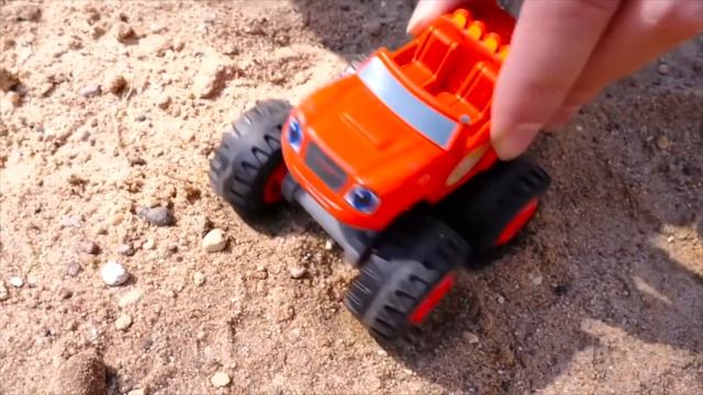 Вспыш и большие машинки. Песочница для малышей. Игры в песке на детской площадке смотреть онлайн