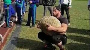 ОН ПОДНЯЛ КАМЕНЬ ВЕСОМ 200-КГ