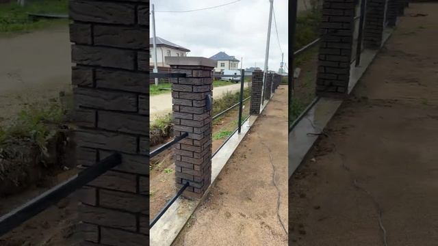 Комбинированный забор с кирпичными столбами на моем участке #строительство #shorts
