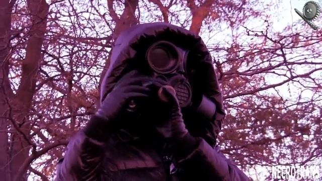 ЧЕРНЫЙ УДЛИНЕННЫЙ ПУХОВИК И современный чешский ПРОТИВОГАЗ ОМ-90. ПРОГУЛКИ В ПРОТИВОГАЗЕ И КОЖАНОМ смотреть онлайн