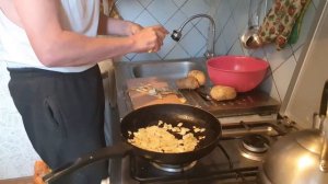 Жарю лук на сковородке