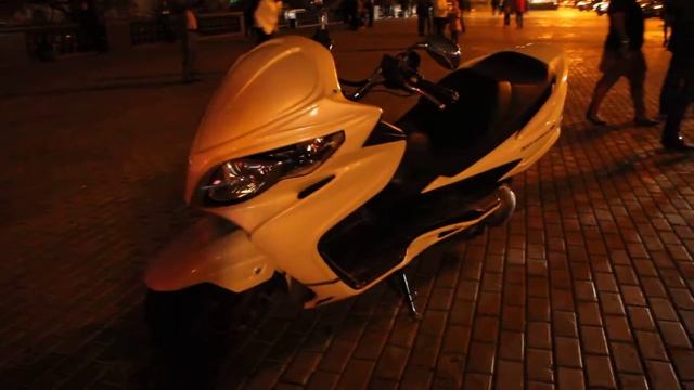 Maxiscooter Suzuki Skywave (Burgman) 400 with musiс смотреть онлайн