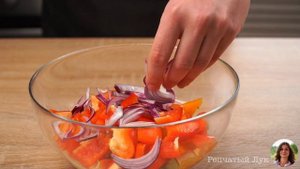 Показываю как готовят "Греческий" салат в Греции. Секреты салата "Хориатики"