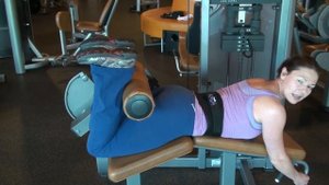 Видеоурок.Как выполнять сгибания ног лежа в тренажере