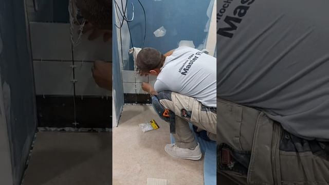 Укладка мелкоформатной плитки с кривыми краями. tiler. tile. tiles. tiling