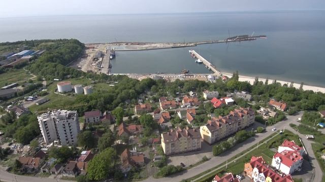 Аэро обзор города Пионерский в Калининградской области, пляж, променад, порт, набережная, терминал.