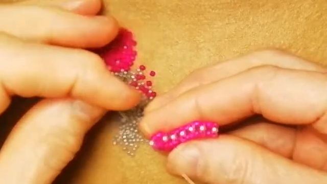 Малиновые Сережки из бисера в форме сердца #Бисероплетение #Сережкиизбисера #Handmade #beadsheart