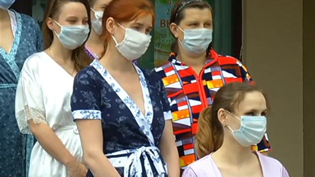 Активисты БРСМ поздравили малышей, которые родились в День молодежи, и их мам. смотреть онлайн