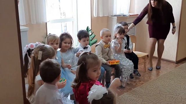 8 марта, играют на музыкальных инструментах