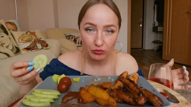 МУКБАНГ / КАРТОШКА ПО-ДЕРЕВЕНСКИ / СОСИСКИ / КУРИНЫЕ КРЫЛЫШКИ / ОВОЩИ / ОТВЕЧАЮ НА ВОПРОСЫ смотреть онлайн