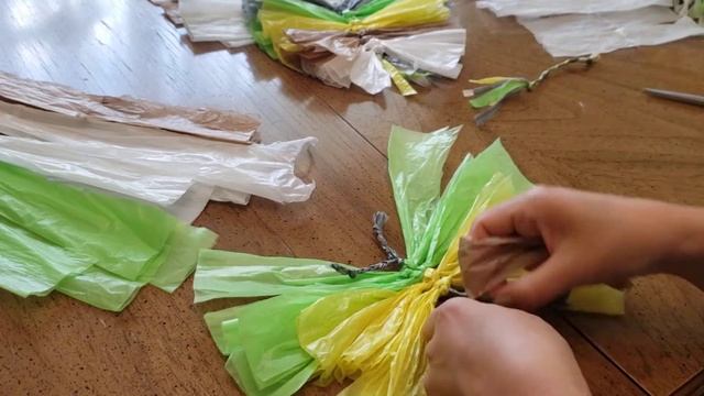 How to Make a Butterfly & Leaf & Feather Decoration Out of Scraps of Plastic Grocery Bags смотреть онлайн