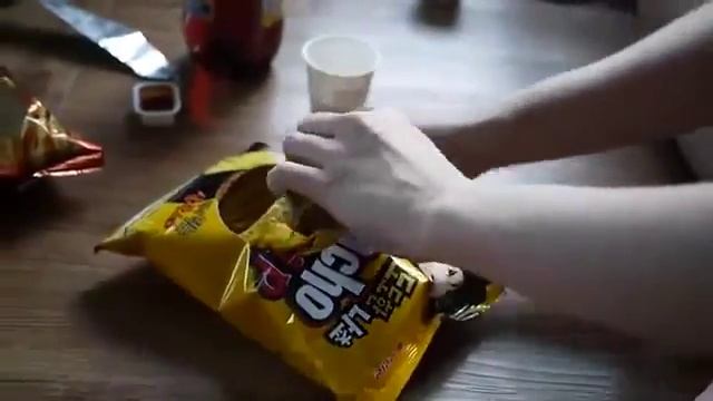 Лучший способ открыть пачку чипсов! ГЕНИАЛЬНО! смотреть онлайн