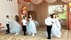 Танец "Вальс цветов" утренник 8 Марта
