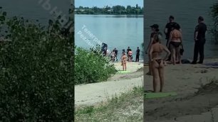 На озере Вырлица в Киеве полицейские и военкомат хотели выдать повестку,а парень сиганул в воду.