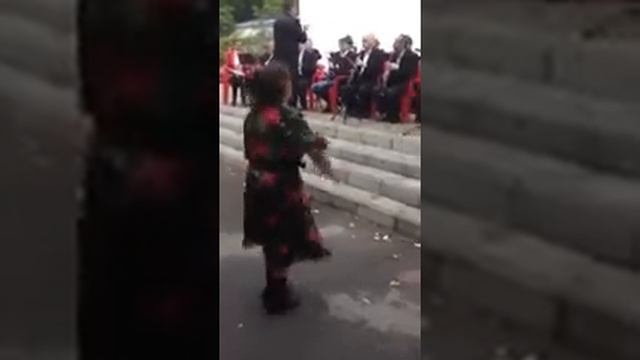 Бабка танцует смотреть онлайн