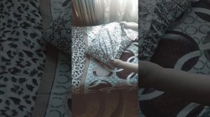 Лайфхак, как маленькую подушку (думочку) одеть в большую наволочку.