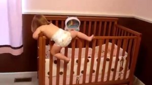 Дети  А вы видели как ребенок велезает из кроватки