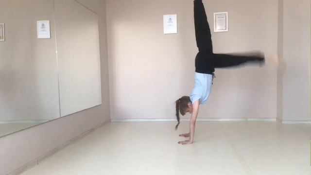 Как научиться делать стойки на руках в contemporary dance❓ смотреть онлайн