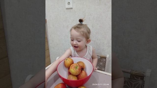 Адель и яблоки