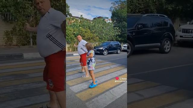 Как правильно переходить пешеходный переход?)