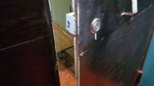 Установка накладного замка "Просам ЗНД 1 А/Д" в тамбурную дверь в подъезде.