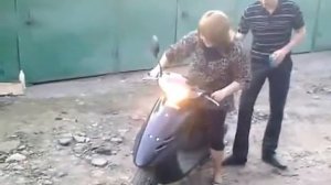 Вот как надо кататься на мопеде _))).mp4