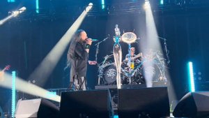 Korn - Ball Tongue / Need To / Divine (Live) + Jonathan Davis - Intro