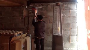 Уличный газовый обогреватель в работе.