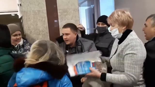 ⚡️Противники QR-кодов устроили штурм челябинского Заксобрания и потребовали отставки нового спикера смотреть онлайн