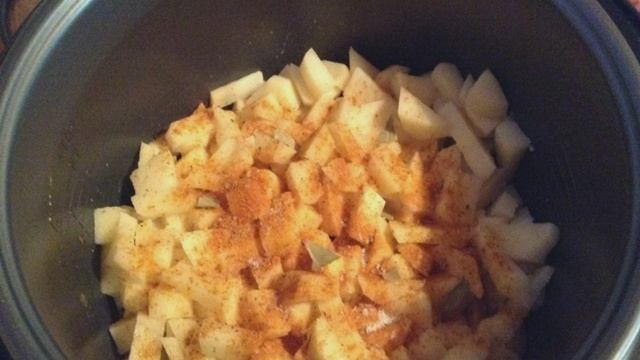 Картофель тушеный со свининой в мультиварке