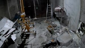 Ломаем дорожные плиты.