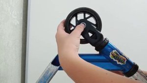 как поставить колесо на переднюю часть на самокате