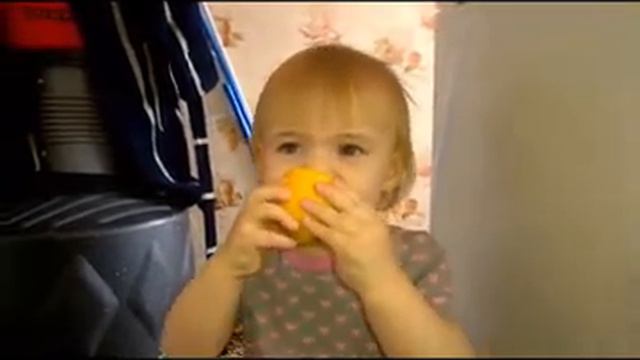 Ребёнок и лимон
