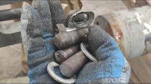 Выкатили нижний гидроцилиндр из секции, добрались до сломанных болтов. Автокран Галичанин КС-65713-1