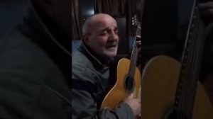 Пожилой кавказец отжигает на гитаре