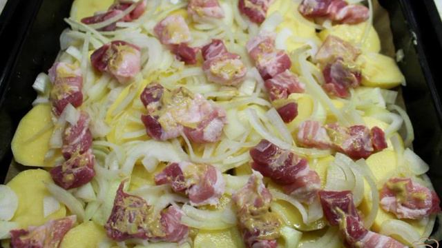 10 лучших рецептов свиной грудинки в духовке