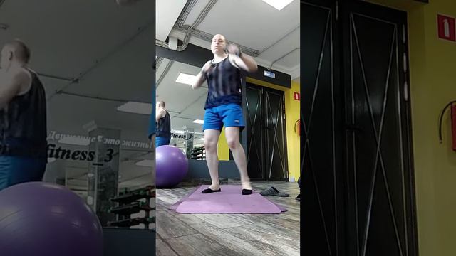 Упражнения с гантелями отработка прямых ударов босиком. Тайский бокс. Муай-тай. Фитнес. Без обуви. смотреть онлайн