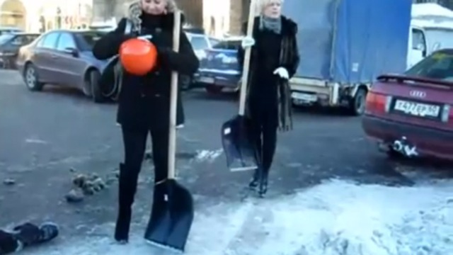 На шпильках и в мини – и на уборку снега!