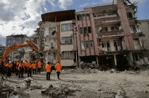 В результате землетрясения в турецком Хатае пострадали не менее 294 человек