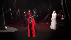 Дракон в Тильзит театре, ужасный и многоликий.