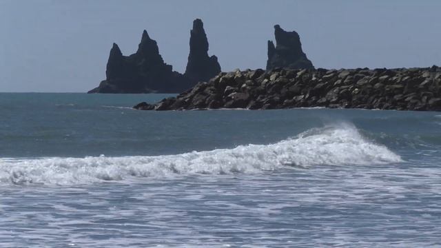 Черный пляж Рейнисфьяра (Reynisfjara) и колонны Рейнисдрангар смотреть онлайн