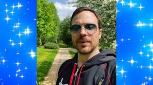 Актер Алексей Чадов с сыном Федором прогулялись по весеннему саду