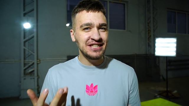 КТО ВЫШЕ ПРЫГНЕТ НА ЛИПКУЮ СТЕНУ, ПРИ ПОМОЩИ БАТУТА - ВЫИГРАЕТ! смотреть онлайн