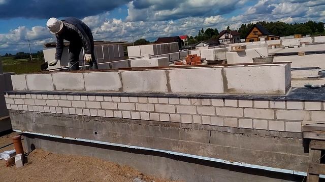 Армирование, штробирование 1-го ряда газоблоков.