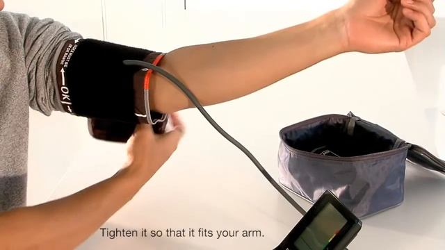 Braun ExactFit 5 : BPM 6200 Fitting the monitor смотреть онлайн